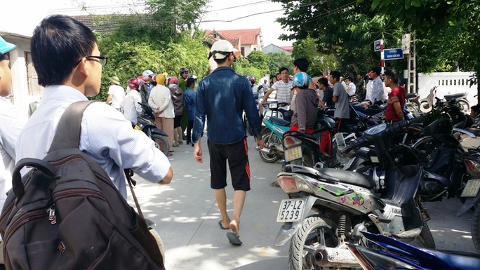 Hai mẹ con treo cổ chết tại nhà riêng
