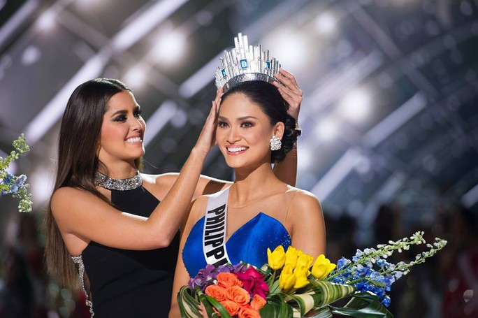 Pia Alonzo Wurtzbach trong lúc đăng quang. Ảnh: Facebook Miss Universe