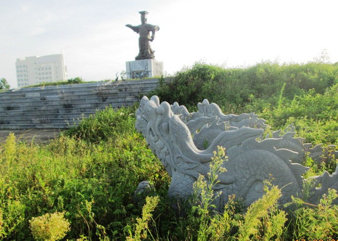 
Tượng được dựng lên đúng vào dịp Đại lễ 1.000 năm Thăng Long - Hà Nội, nhưng theo thời gian, công trình đang dần xuống cấp

