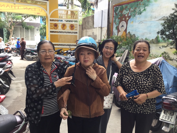 Diệp Tuyết Anh, Thanh Nguyệt, Diệu Huê và Hoa Lan tại chùa Bửu Quang, quận 8