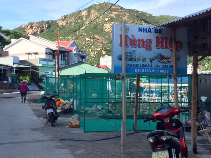 Khi không còn làm du lịch, người dân Bình Ba quay lại với nghề nuôi tôm hùm truyền thống của mình. Khi không còn làm du lịch, người dân Bình Ba quay lại với nghề nuôi tôm hùm truyền thống của mình.