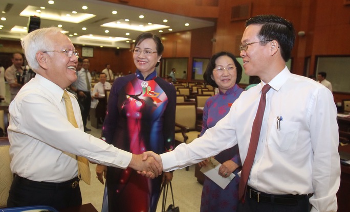
Các đại biểu thảo luận trước giờ khai mạc
