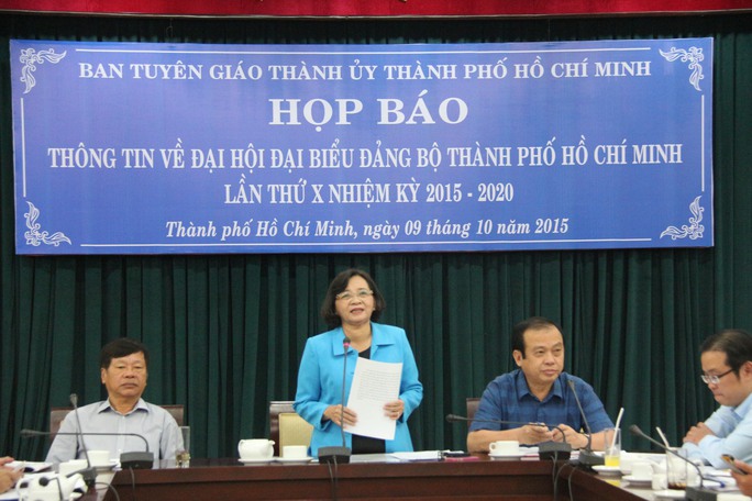 
Trưởng Ban Tuyên giáo Thành ủy TP Thân Thị Thư (đứng) chủ trì cuộc họp báo.
