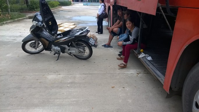 
Ngoài việc vận chuyển đồ thối, xe khách còn vận chuyển chiếc xe mất trộm Ảnh: CSGT cung cấp

