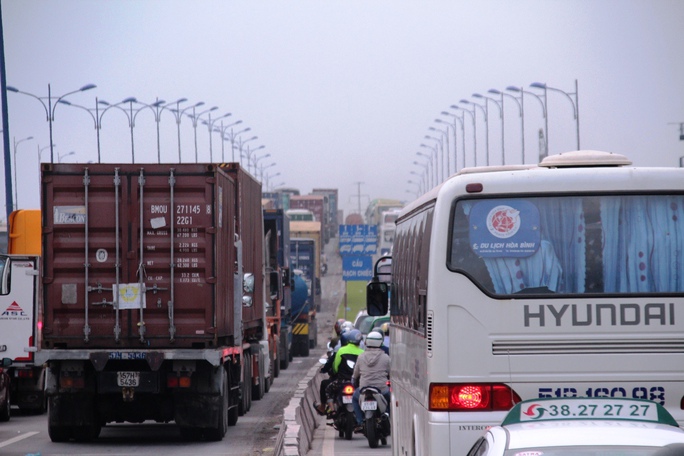 
“Cuối năm, lượng xe vào các cảng nhập hàng tăng cao nhưng chưa khi nào kẹt xe nghiêm trọng như hôm nay”, tài xế Nguyễn Hùng Sỹ ngao ngán
