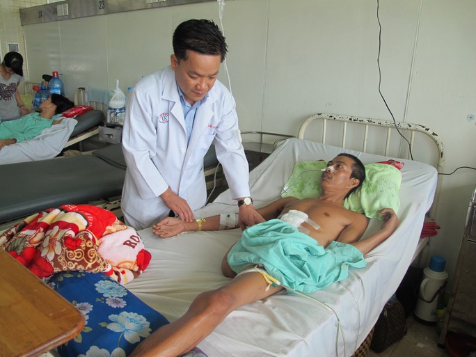 TS BS CK II Nguyễn Duy Tân đang khám cho anh Trí