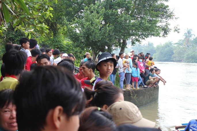 Người dân chen kín hai bên bờ