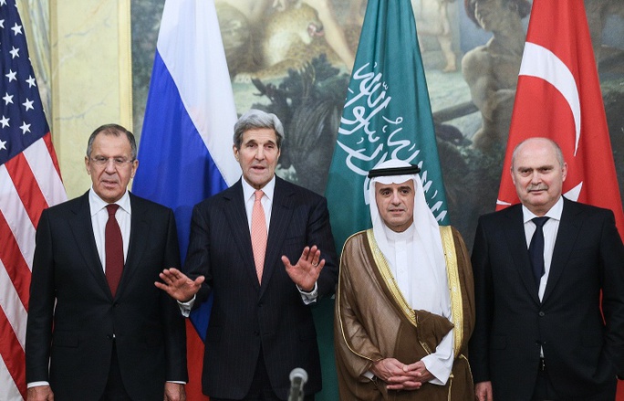Từ trái sang: Các ngoại trưởng Sergei Lavrov của Nga, John Kerry của Mỹ, Adel al- Jubeir của Ả Rập Saudi và Feridun Hadi Sinirlioglu của Thổ Nhĩ Kỳ tại cuộc họp ở Vienna-Áo hôm 29-10. Ảnh: TASS