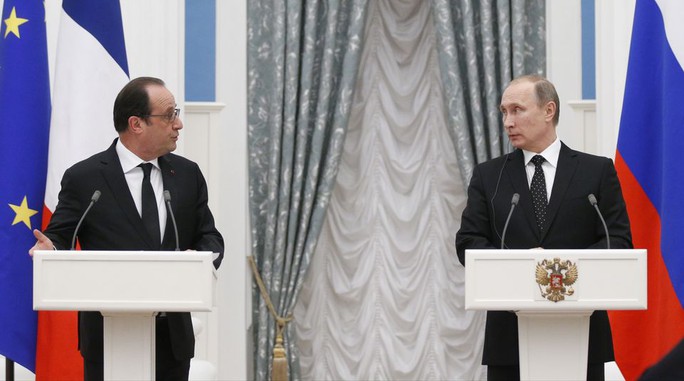 Tổng thống Nga Vladimir Putin và người đồng cấp Pháp Francois Hollande tại cuộc họp báo hôm 26-11 Ảnh: AP