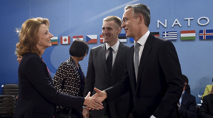 Bộ trưởng Quốc phòng Montenegro Milica Pejanovic, Ngoại trưởng Montenegro Igor Luksic và Tổng thư ký NATO Jens Stoltenberg (từ trái qua) trong cuộc họp tại trụ sở NATO ở Brussels. Ảnh: Reuters