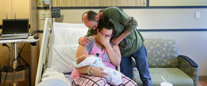 
Người chú Michael Myers an ủi cô cháu gái Crystal Matrau-Belt với đứa con trai mới sinh sau khi biết tin mẹ và hôn phu vừa qua đời. Ảnh: ABC NEWS
