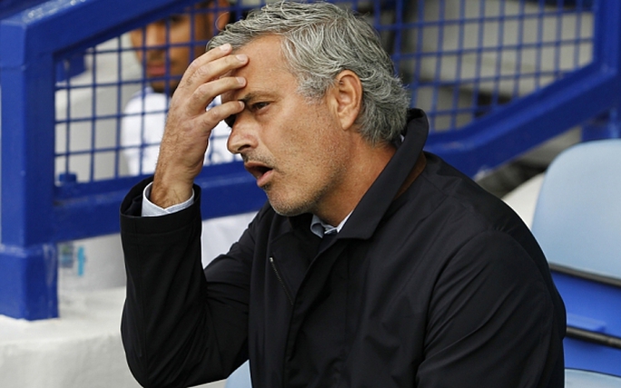 HLV Mourinho đối mặt với nhiều khó khăn ngay đầu mùa giải