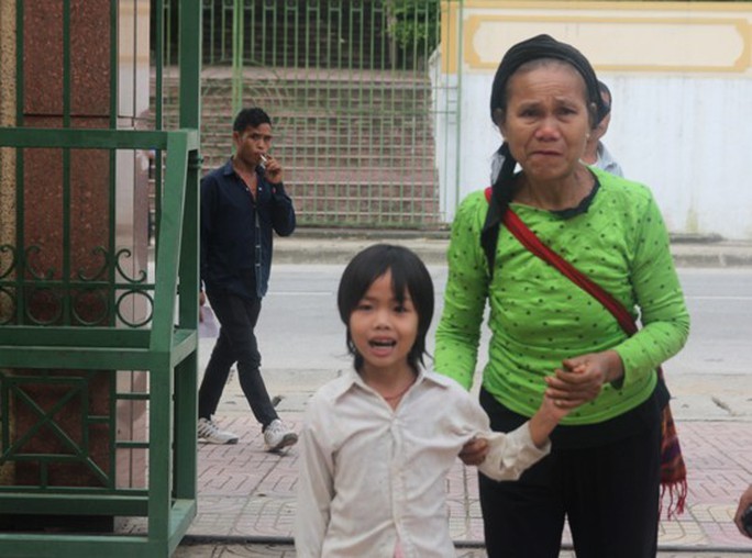 Mẹ nạn nhân Lê Thị Yến (SN 1989, vợ của nạn nhân Lo Văn Thọ) cùng cháu nhỏ đến phiên toà