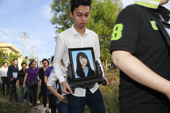 
Người thân mang di ảnh của chị Lê Thị Ánh Linh đến dự tòa
