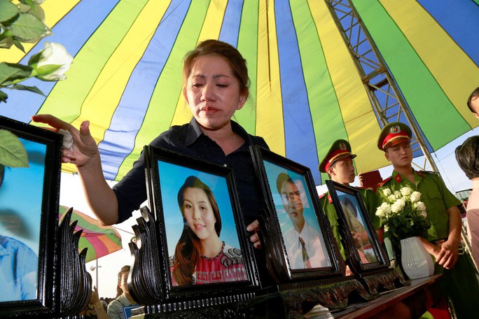 
Em gái của bà Nguyễn Lê Thị Ánh Nga cũng đến từ sớm mang theo di ảnh của người nhà chị mình
