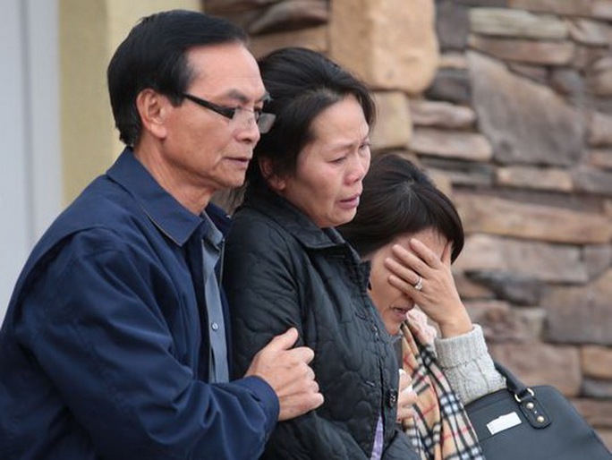 Người thân của cô Tin Nguyen đau đớn trước hung tin. Ảnh: USA Today
