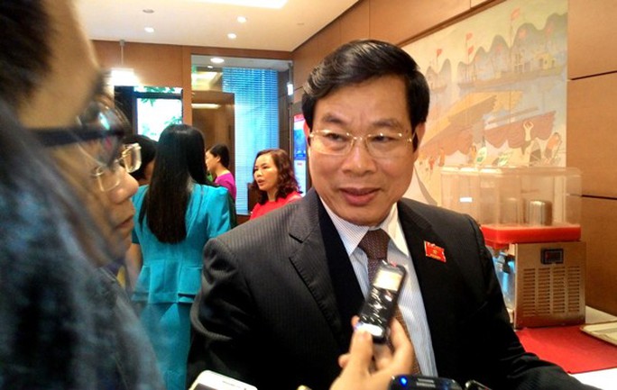 
Bộ trưởng Bộ Thông tin - Truyền thông Nguyễn Bắc Son trả lời báo chí bên hành lang Quốc hội
