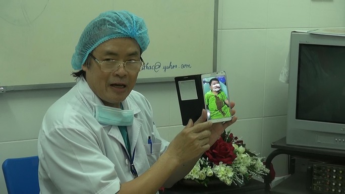 Bác sĩ của Bệnh viện Nhi Đồng 1 đang trao đổi về một trường hợp trẻ em bị chó tấn côngẢnh: TẤN NGUYÊN