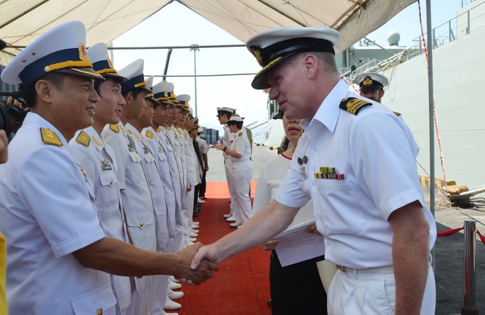 Lực lượng hải quân hai nước chào xã giao tại lễ đón