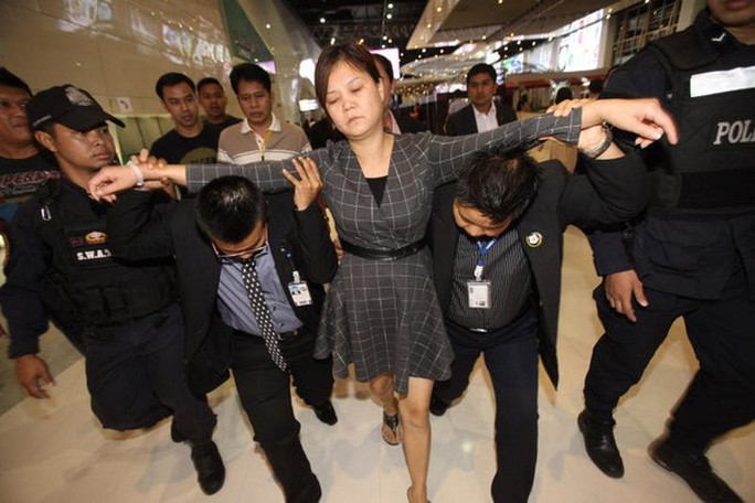 
Bà Jiang Sulian kiệt sức vì phải uống thuốc nhuận tràng nhằm “trục” viên kim cương ra.

Ảnh: The Bangkok Post
