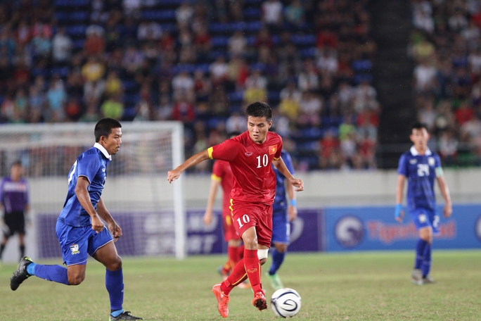 Tiền vệ Trọng Hóa (10) đang chạy đua với thời gian để kịp hồi phục cho cuộc tái đấu U19 Myanmar Ảnh: tùng lê