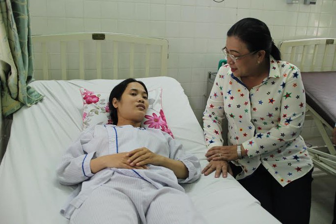 Bà Nguyễn Thị Bích Thủy, Phó Chủ tịch LĐLĐ TP HCM, thăm công nhân được mổ tim trong chương trình Trái Tim nghĩa tình của LĐLĐ