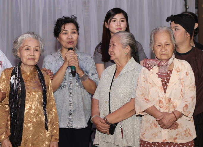 
Nghệ sĩ Xuân Hương gửi những lời chúc đến các nghệ sĩ lão thành, sau khi chị bày tỏ ý định sáng tác kịch bản phim về các nghệ sĩ ở khu dưỡng lão .
