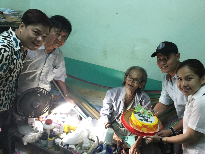 Bình Tinh và ca sĩ Nhật Minh, Trường Bảo, soạn giả Đức Hiền vào tận phòng riêng của họa sĩ Hoài Nam tại Khu dưỡng lão trao bánh mừng thọ ông