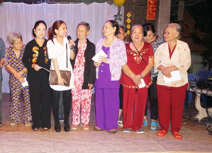 Bình Tinh trao tặng quà và tiền cho các nghệ sĩ lão thành tại Khu dưỡng lão nghệ sĩ TP HCM tối 27-10
