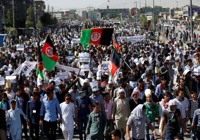 
Cộng đồng người Hazara biểu tình ngày 23-7. Ảnh: Reuters
