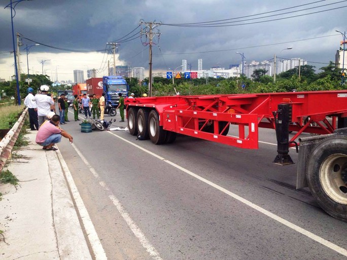 
Làn đường xe máy trên cầu Giồng Ông Tố 2 khá hẹp
