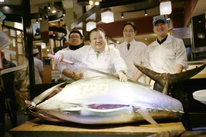 Ông Kimura và con cá ngừ nặng 200 kg. Ảnh: Twitter