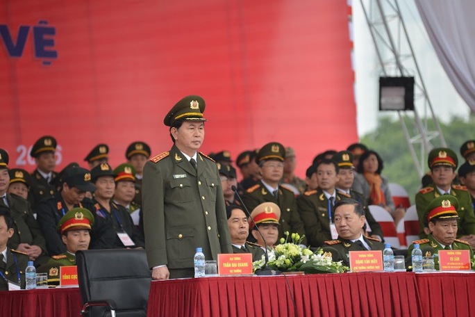 
Đại tướng Trần Đại Quang (đứng) tại buổi lễ xuất quân bảo vệ Đại hội Đảng lần thứ XII
