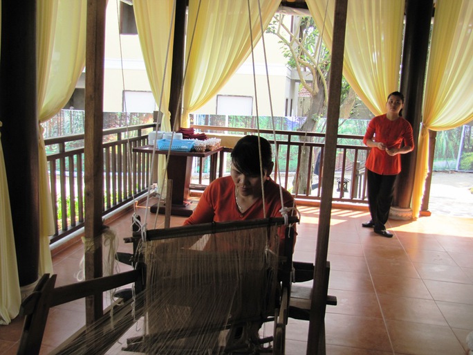 Dệt tơ lụa bằng thủ công tại Làng lụa Hội An