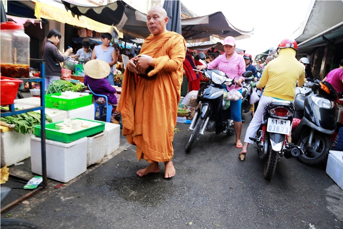 
Sư giả tại chợ Thủ Dầu Một
