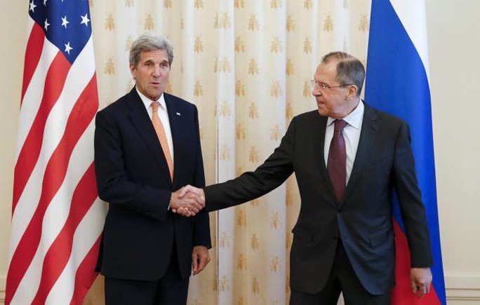 Ngoại trưởng Mỹ John Kerry (trái) và Ngoại trưởng Nga Sergei Lavrov tại Moscow. Ảnh: Reuters
