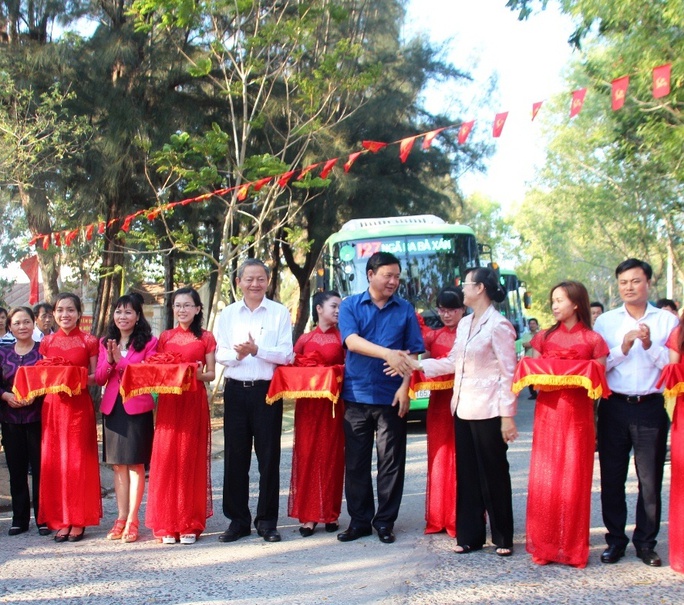
Bí thư Thành ủy TP HCM Đinh La Thăng cùng lãnh đạo UBND, HĐND TP cắt băng khánh thành trong lễ khai trương 2 tuyến xe buýt
