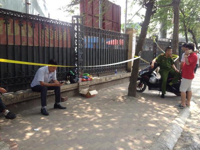
Lực lượng chức năng phong tỏa hiện trường nơi phát hiện thi thể trẻ sơ sinh
