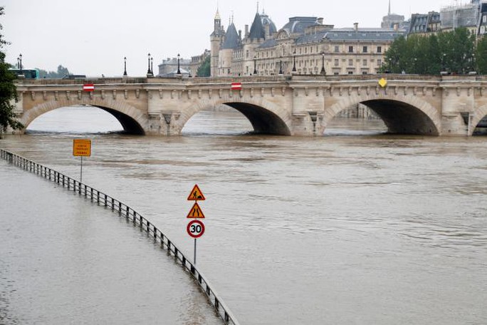 
Mực nước sông Seine đạt mức cao kỷ lục trong 30 năm qua.
