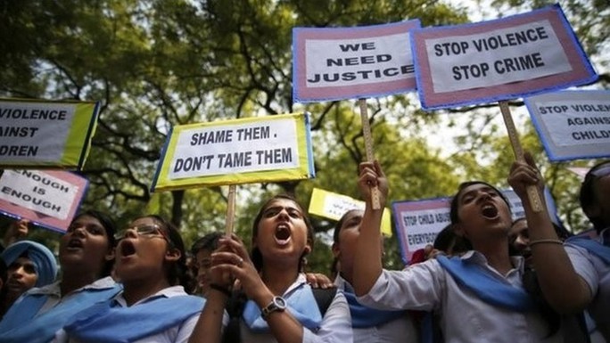 Biểu tình chống nạn cưỡng hiếp tại Ấn Độ. Ảnh: AP