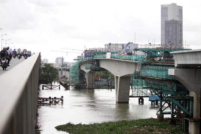 Trong khi đó, tại khu vực cầu Sài Gòn đoạn metro có chiều rộng khoảng 11m, bốn nhịp cầu tại đoạn này được đúc theo phương pháp truyền thống.
