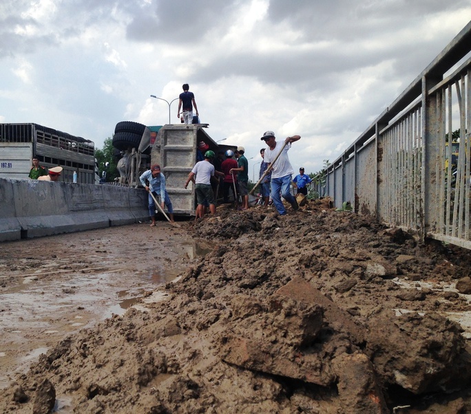 
Hàng tấn bùn đất đổ tràn trên làn đường xe máy cầu Phú Mỹ
