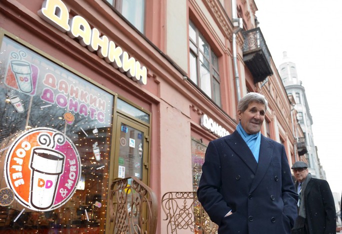 
Ngoại trưởng Mỹ John Kerry ghé trước tiệm Dunkin Donut

khi đang dạo bước tại Moscow - Nga tháng 12-2015. Ảnh: Reuters

 
