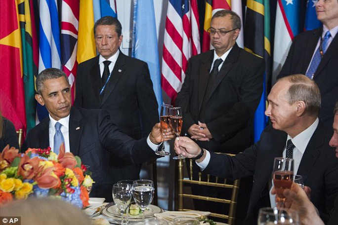 
Tổng thống Mỹ Barack Obama và Tổng thống Nga Vladimir Putin lạnh lùng nâng ly. Ảnh: AP
