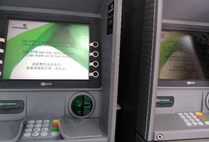 
2 máy ATM hỏng tại chi nhánh Vietcombank 211 Trung Kính - Ảnh: Minh Tú
