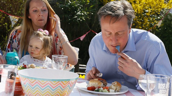 
Ông Cameron muốn tạo hình ảnh lịch lãm nhưng lại bị cho là không biết cách ăn bánh mì kẹp xúc xích. Ảnh: Reuters

 
