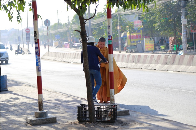 
Một sư giả khất thực một đoạn đường vài trăm mét mà có đến hàng chục người cho tiền
