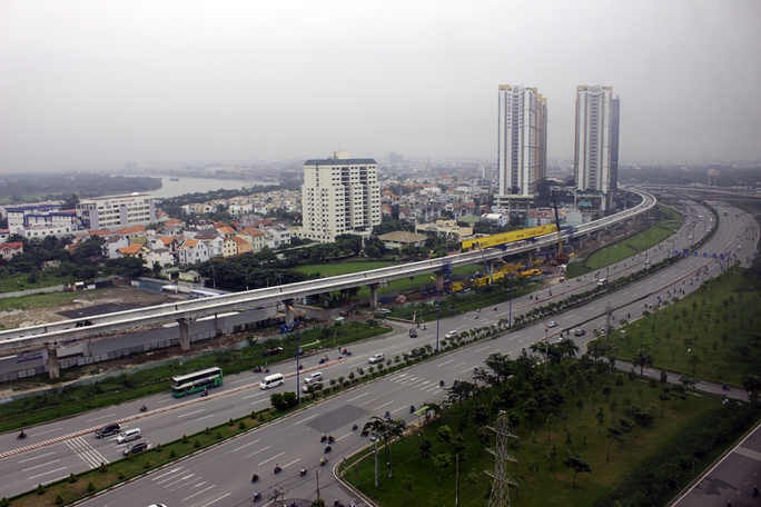 Tuyến metro số 1 đang thu hút được sự quan tâm của người dân sinh sống tại TP HCM. Đây là một trong những dự án quan trọng nhất của thành phố trong những năm gần đây nhằm giải quyết sức ép giao thông, cung như thúc đẩy phát triển kinh tế toàn thành phố.
