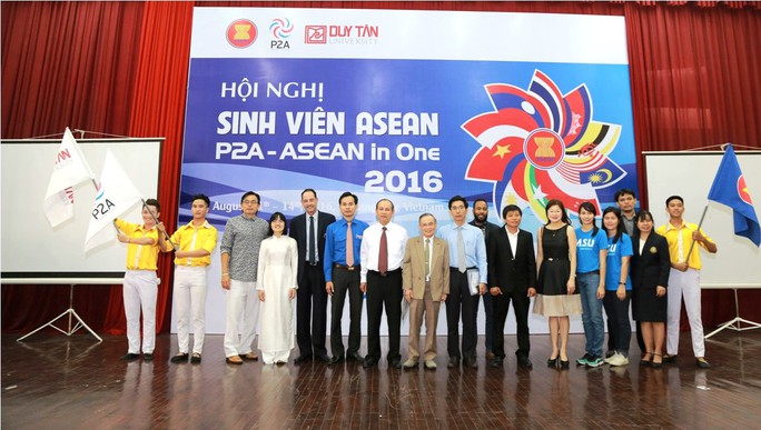 Đại diện SV Duy Tân nhận cờ của Hội các Trường đại học và Cao đẳng khối Asean.