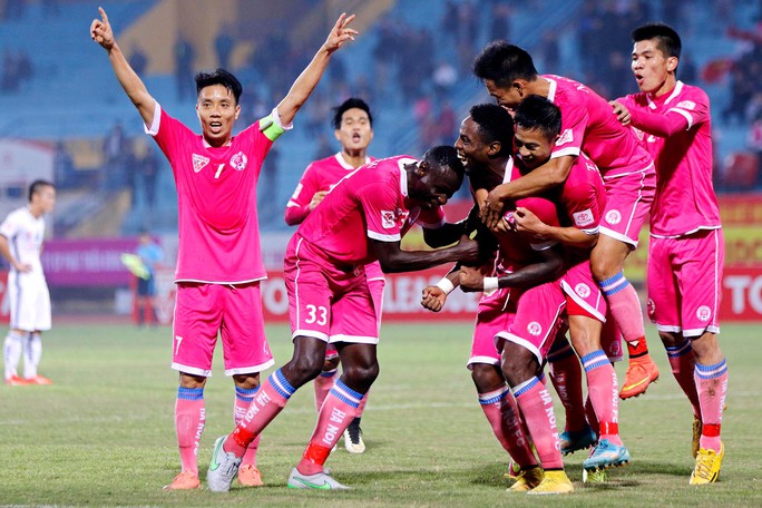 
Ngọc Duy (bìa trái) trên sân cỏ và cùng hai con vào chiều 16-4 Ảnh: HẢI ANH - MINH NGỌC

